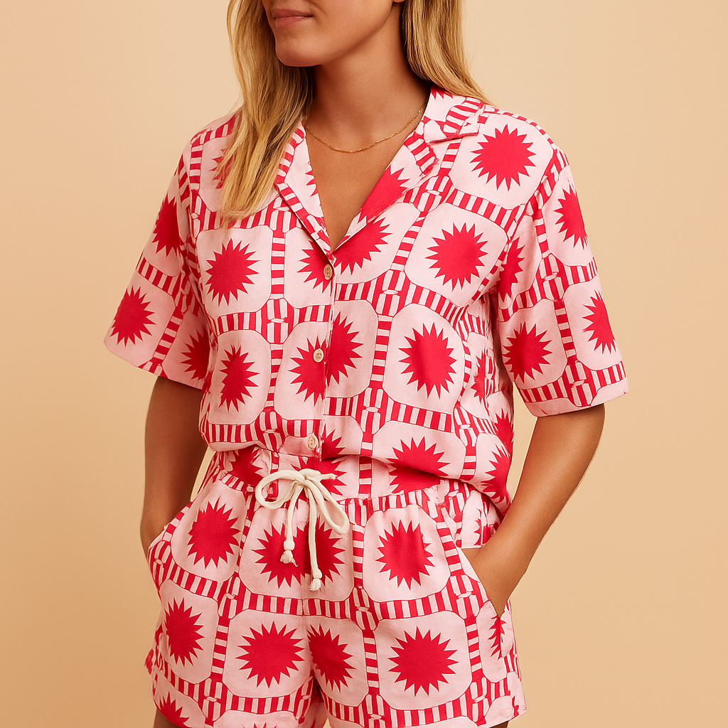 Two-piece floral set for women with short-sleeved blouse and elastic waistband shorts, ideal for summer days and vacations.