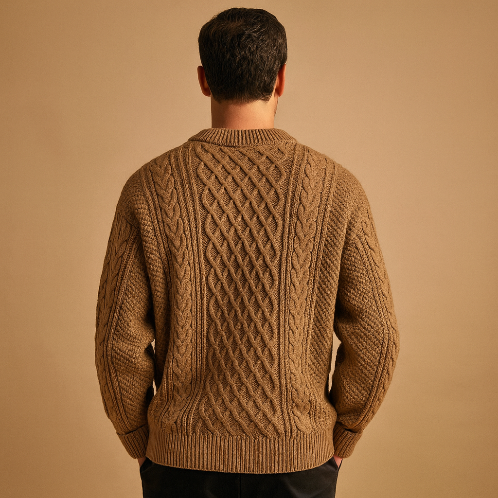 Men’s knitted crew neck sweater in solid color, warm, relaxed, and ideal for casual wear during autumn and winter.