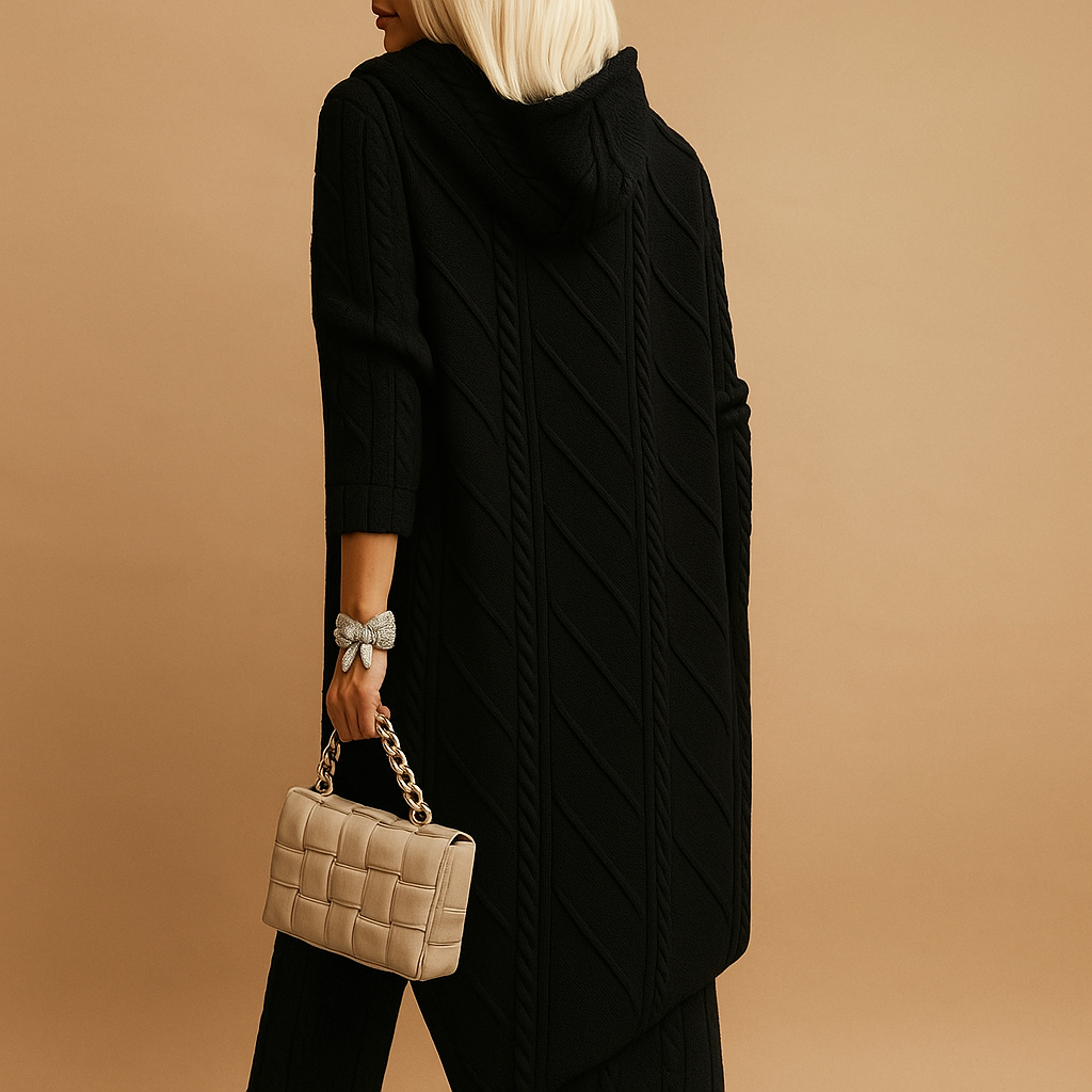 Light streetwear jacket for women with adjustable hood and relaxed fit, ideal for casual outings and everyday style.